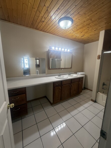 Building Photo - 350 George St W