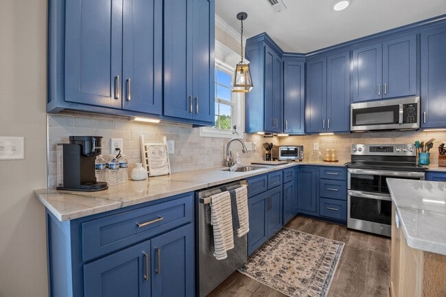Building Photo - FULLY FURNISHED EXCLUSIVE SHORT AND MIDTERM RENTAL ONLY