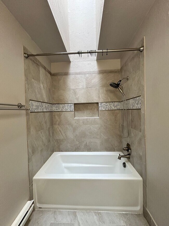 Building Photo - Beautiful & Bright Corner Condo in North Boulder