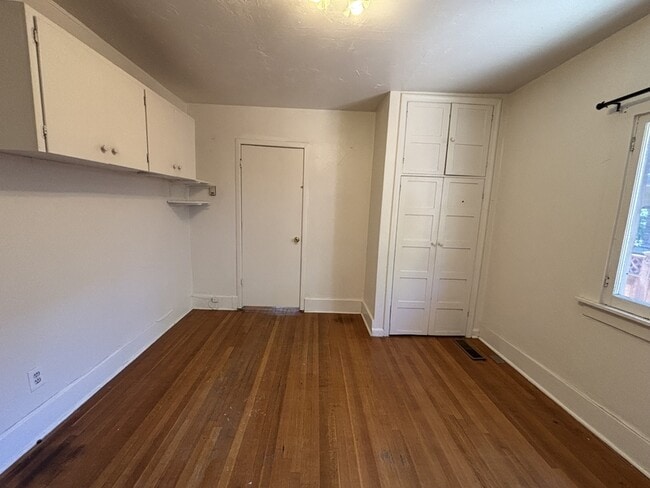 Building Photo - 921 Princeton Ave S