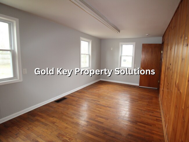 Building Photo - Fully Updated 3 BR 1 BA House with Central Air and Garage (NO SECTION 8)