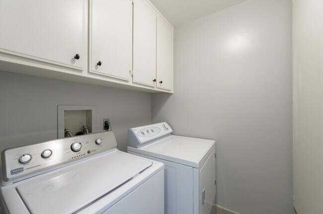 Building Photo - 6716 Clybourn Ave