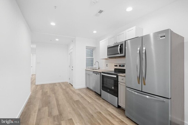 Building Photo - 810 Diamond St