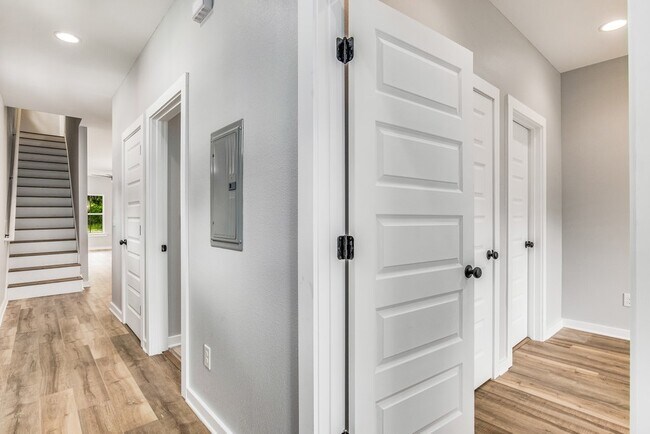 Building Photo - 312 E Blount St