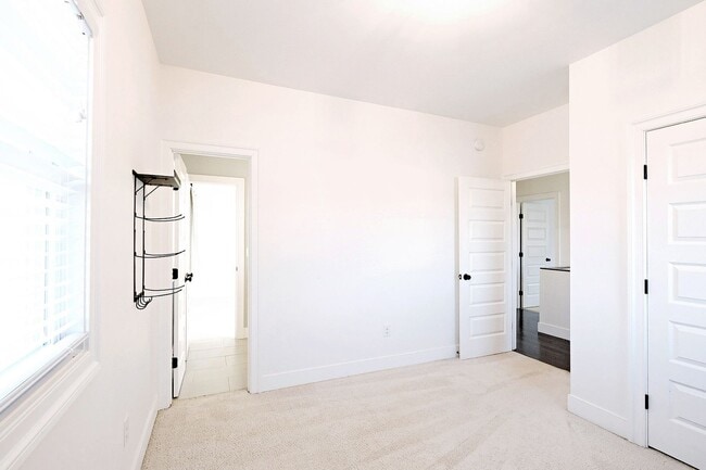 Building Photo - Pet-Friendly Belmont Home With Fenced Yard