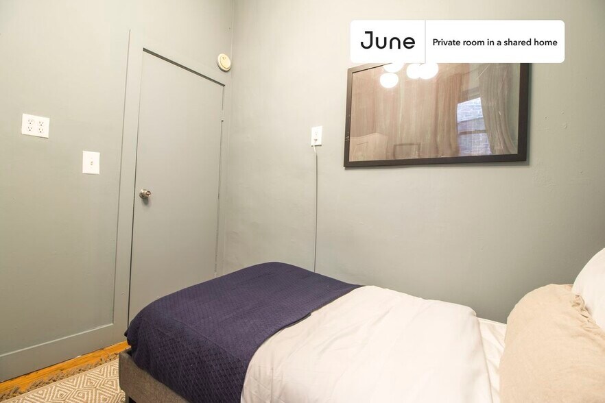 Building Photo - Private bedroom in 3 bed/1 bath Home