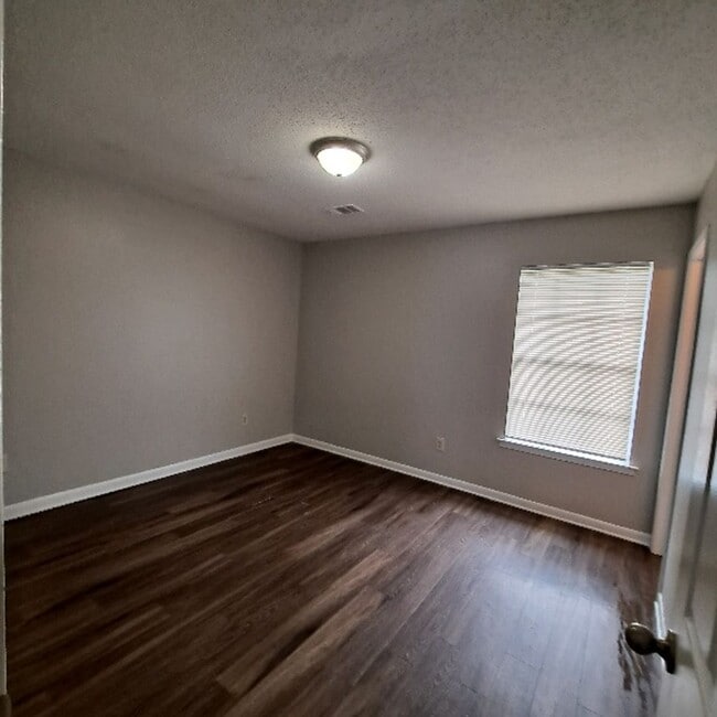 Building Photo - 606 Weaver Rd