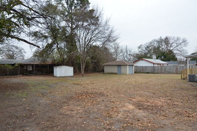 Building Photo - Nice 3 Bedroom w/ Great Fenced Back Yard