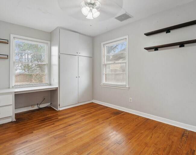 Building Photo - 2 bed 1 bath near Slide and Marsha Sharp n...