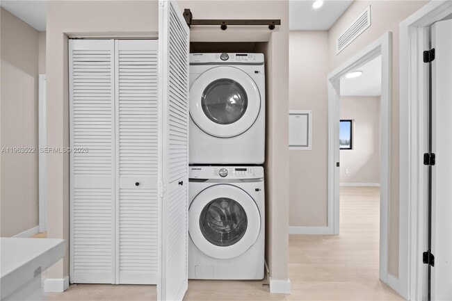 Building Photo - 630 NE 166th St