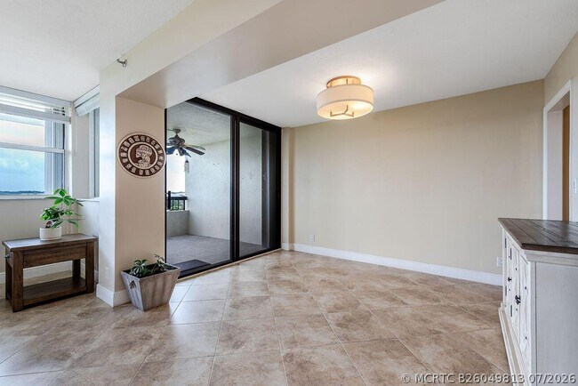 Building Photo - 6463 La Costa Dr