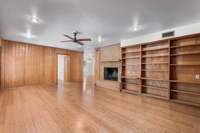 Building Photo - 115 Park Dr