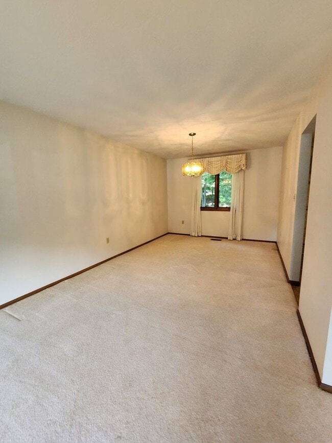 Building Photo - Spacious 3 Bedroom 3 Bathroom Home For Ren...