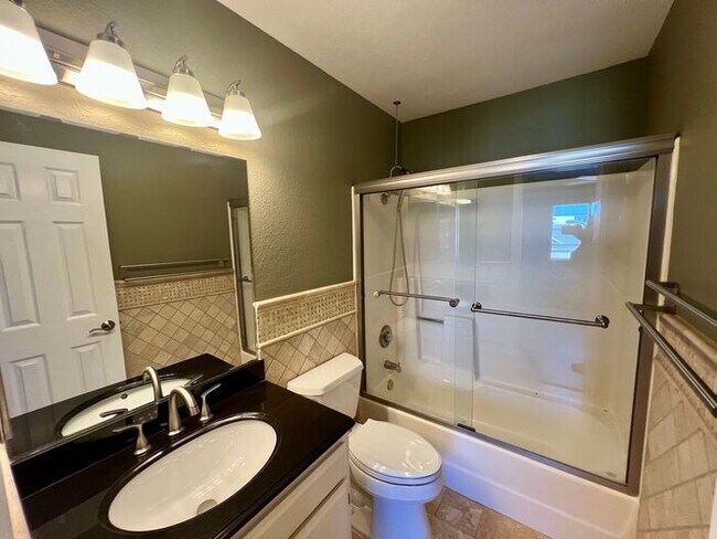 Building Photo - Stunning 2-Bed, 2-Bath Condo in Golden Hill – City Lights Community