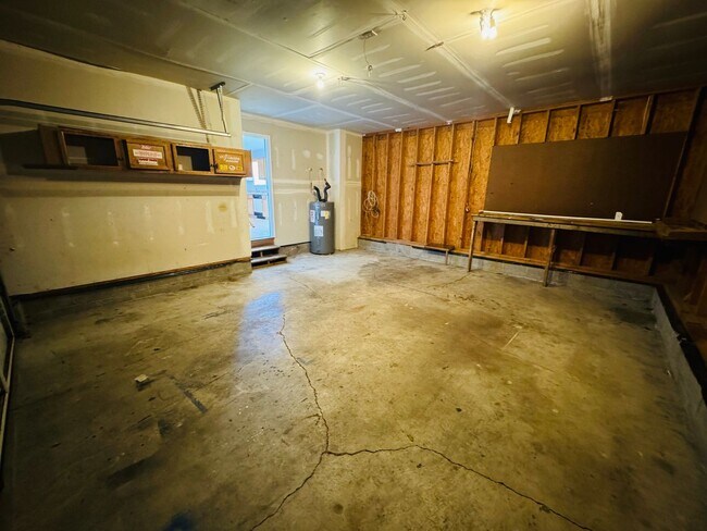 Building Photo - For Lease - 3 Bed, 2 Bath, 1400sqft Home i...