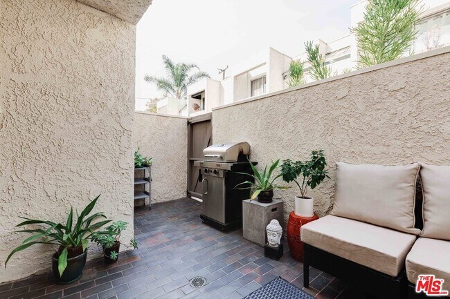 Building Photo - 960 N San Vicente Blvd