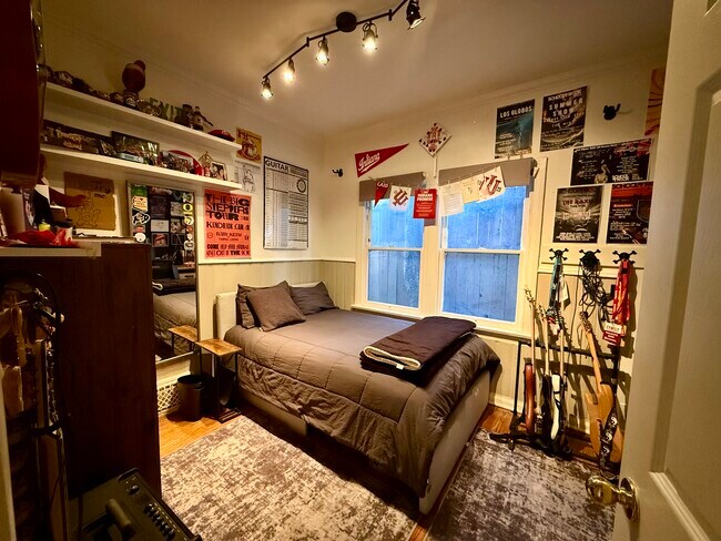 Building Photo - 471 S La Peer Dr