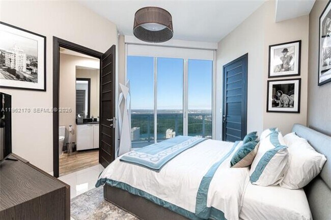 Building Photo - 15901 Collins Ave