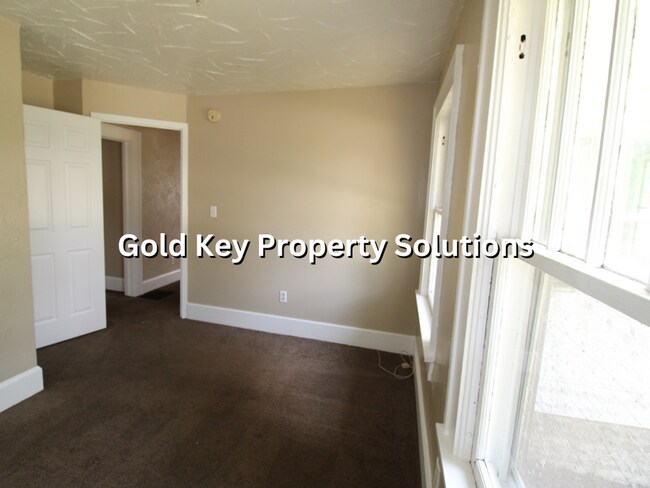 Building Photo - 3 BR 1 BA House with Enclosed Front Porch ...