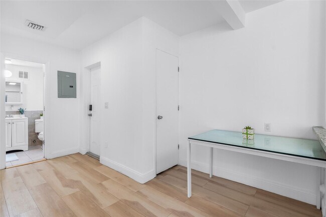 Building Photo - 343 Van Buren St