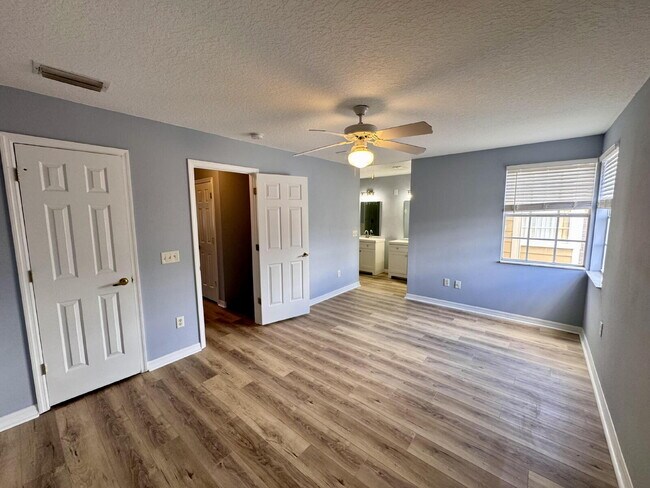 Building Photo - For Rent – Recently Renovated 3 Bed / 2 Ba...