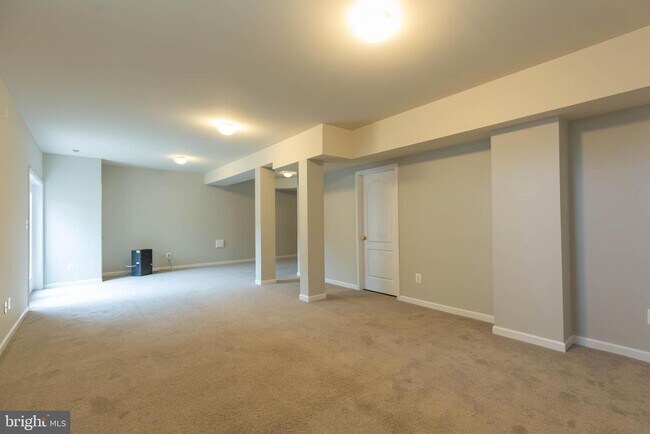 Building Photo - 305 Lewisburg Ln