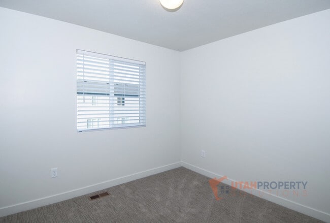 Building Photo - 1057 W 400 S