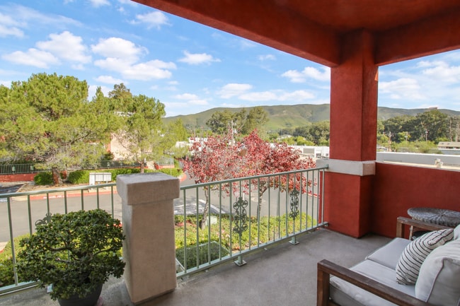 Building Photo - Beautiful 3 Bed, 2.5 Bath Townhome with A/C and 2-Car Garage