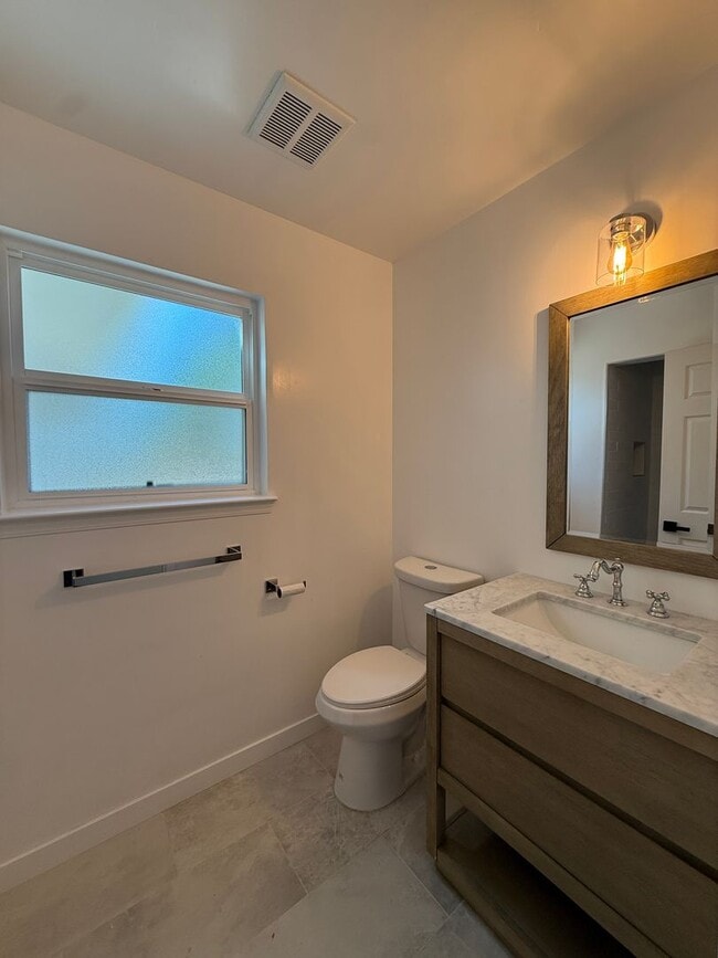 Building Photo - Beautifully Updated Single Story Custom Ho...