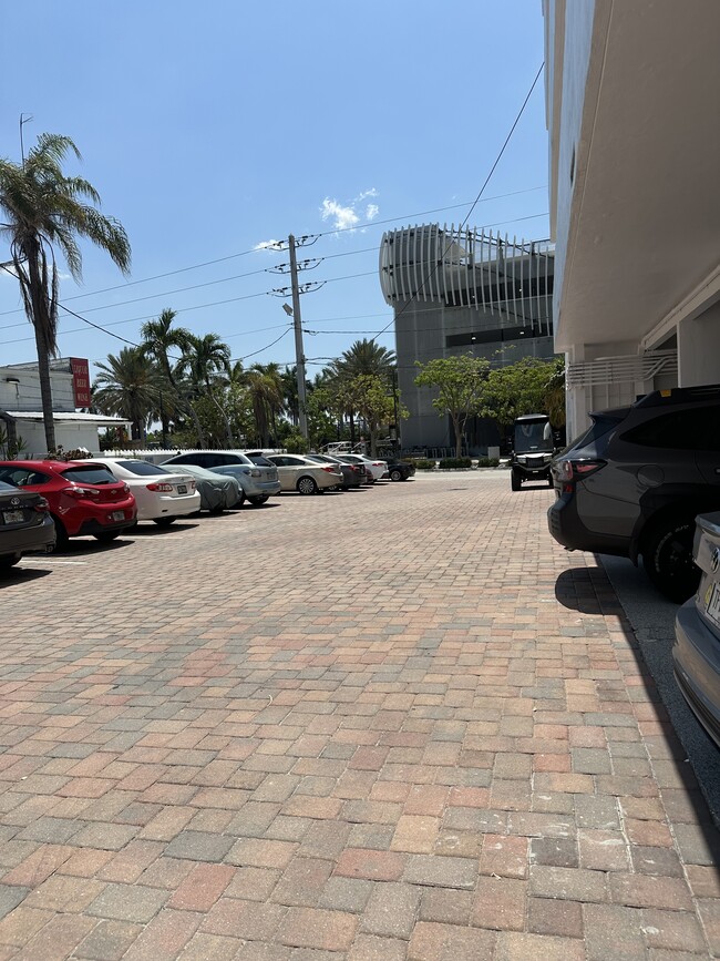 Building Photo - 2900 Banyan St