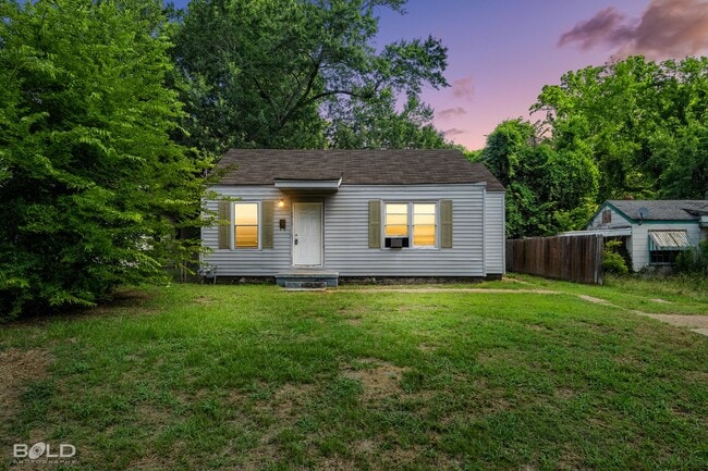 Building Photo - 3920 Huston St