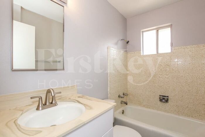Building Photo - 2208 W Dahlia Dr