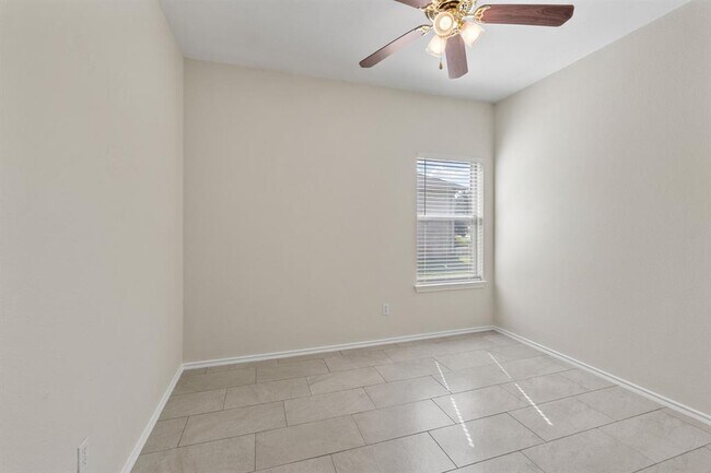 Building Photo - 802 N Creek Blvd