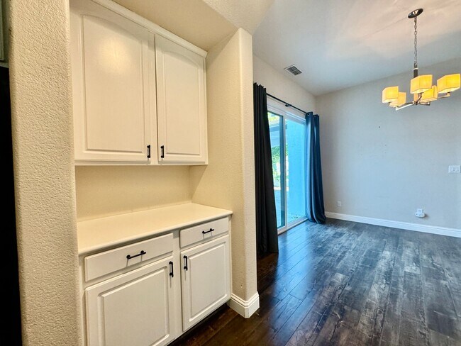 Building Photo - CLEAN AND SPACIOUS ONE STORY, 3 BED, 2 BATH, 2 CAR GARAGE IN WEST SACRAMENTO