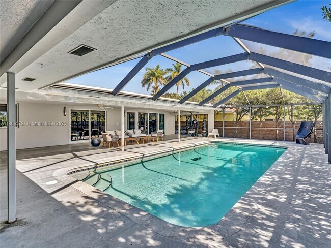 Building Photo - 840 S Southlake Dr