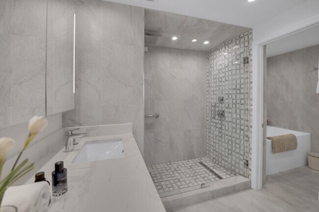 Building Photo - 4114 W Palm Aire Dr