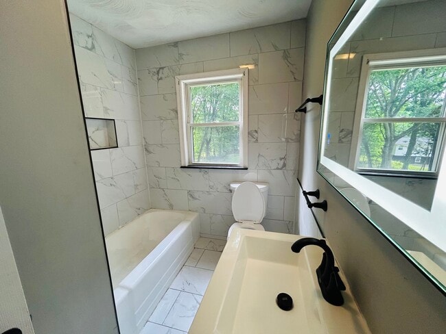 Building Photo - Cute 3 bedroom house located in East Stroudsburg Borough!