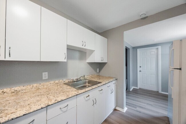 Building Photo - Cute 3bdrm/1bath House ** Section 8 OK ** ...