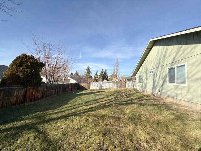 Building Photo - Three Bedroom, Two Bath House