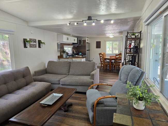 Building Photo - Great Two Bedroom Close To Midtown
