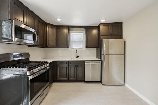 Primary Photo - 325 7th St