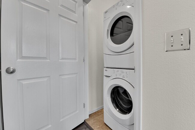 Building Photo - $1,800 - 1 Bed, 1.5 Bath Condo in Denver with In Unit Laundry in Great Location!