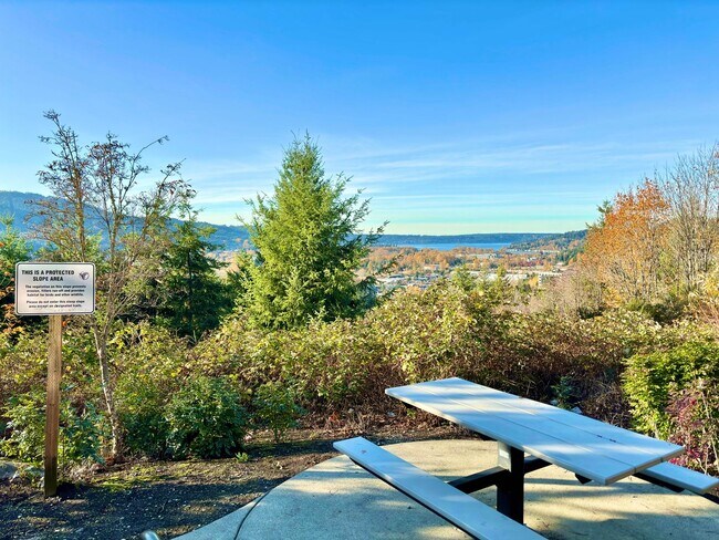Building Photo - Stunning Issaquah Highlands View Home | 4 Bed + 3.5 Bath | Mountain Views & Prime Location