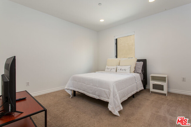 Building Photo - 1146 Hacienda Pl