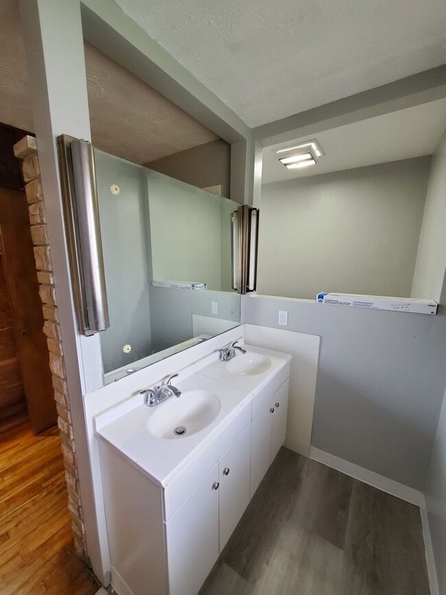 Building Photo - 3 BEDROOM SINGLE FAMILY HOME