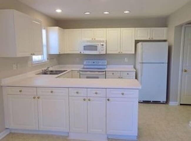 Building Photo - Spacious Condo with Expansive Pond Views