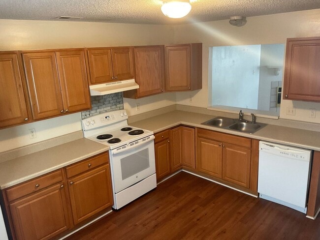 Building Photo - 980 W Pueblo Dr