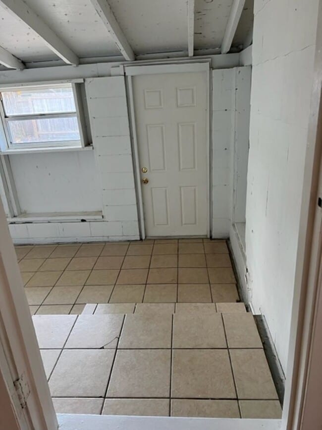 Building Photo - 1208 Cloverlawn Ave