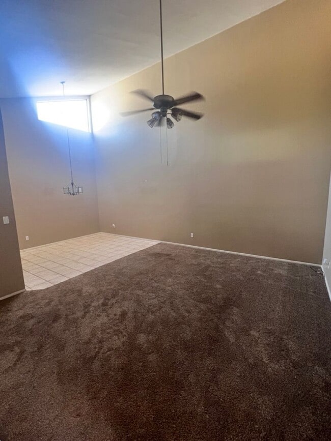 Building Photo - 2 Bed Condo w/Garage!