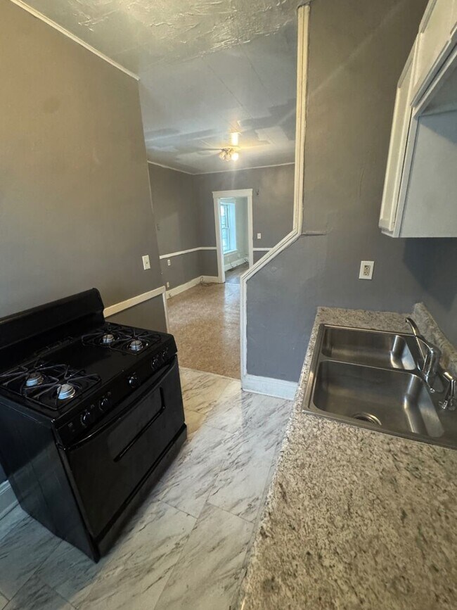 Building Photo - 632 E 101st St